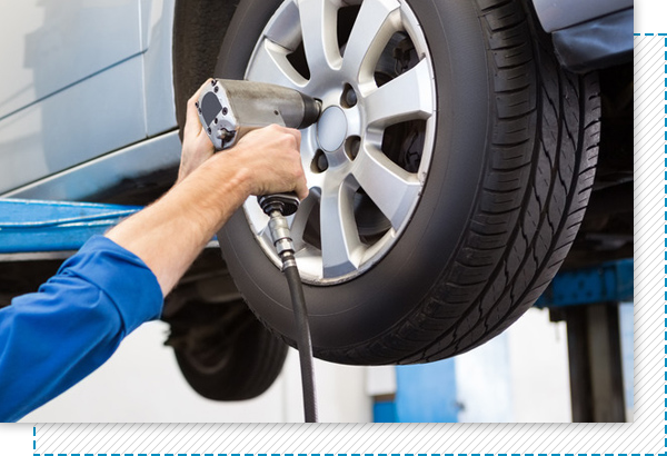 Mekaniker skifter hjul på bil
